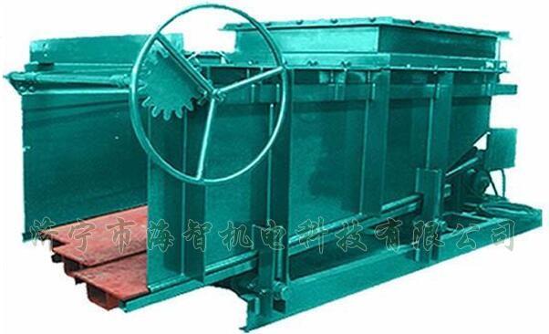 導料槽設有多個活動式底板，底板在回程過程中可以承受物料所帶來的摩擦力